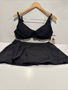 NWT Ann Cole Two Piece Skort Black Bathing Suit with adj. Bra Strap.